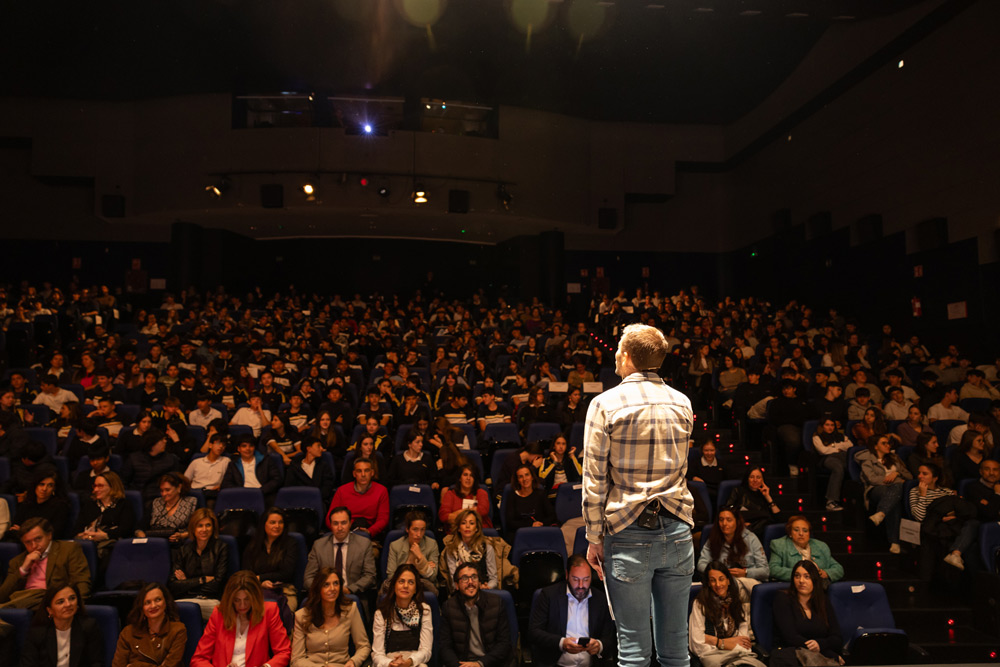 Presenta su Primer Programa de Atención a la Adolescencia