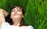 Una mujer descansa sobre la hierba