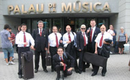 Algunos de los músicos de La Lira en las puertas del Palau de la Música de Valencia (Se abre en ventana nueva)