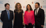 La alcaldesa, Paloma Adrados, junto a algunos de los protagonistas durante la entrega de premios (Se abre en ventana nueva)