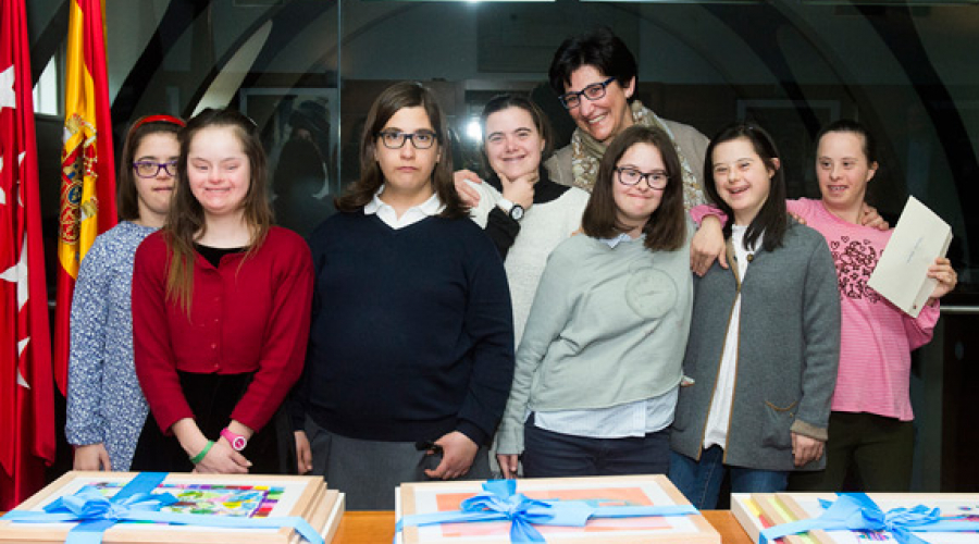 Alumnos del taller de pintura del Espacio para el Ocio junto a la alcaldesa de Pozuelo, Susana Pérez Quislant