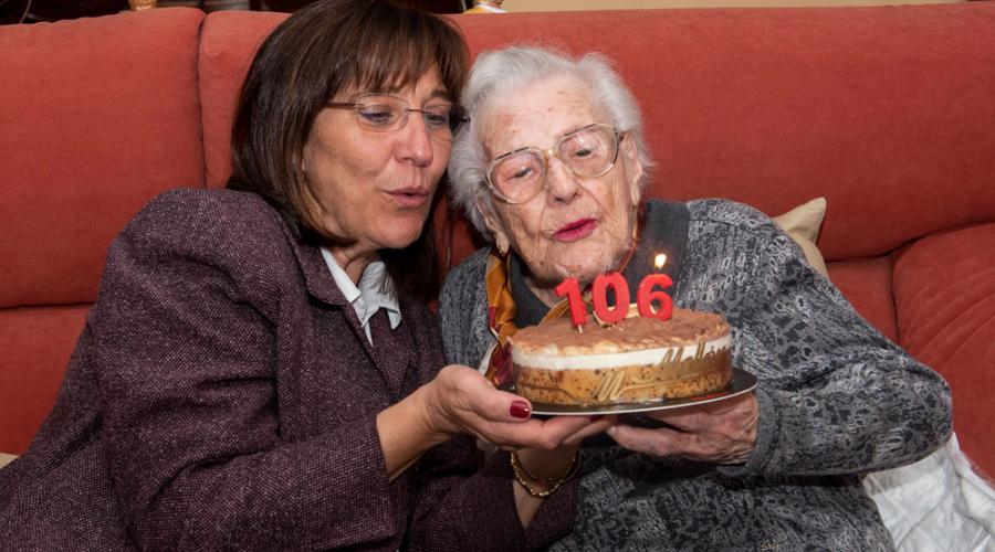 La alcaldesa junto a María que cumple 106 años