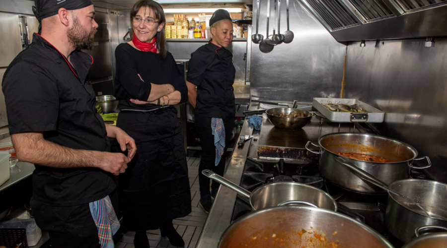 La alcaldesa visita la Taberna Entretrés participantes en Pozuelo de cuchara