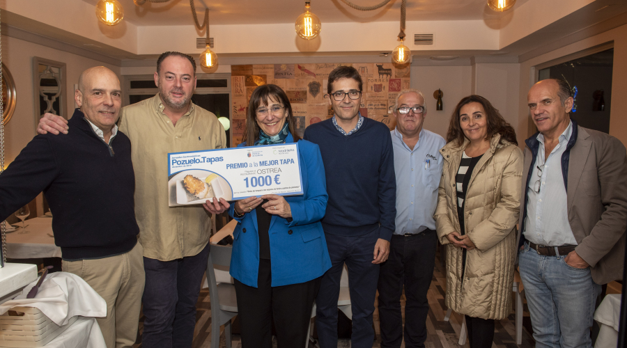 La alcaldesa en unos de los restaurantes premiados