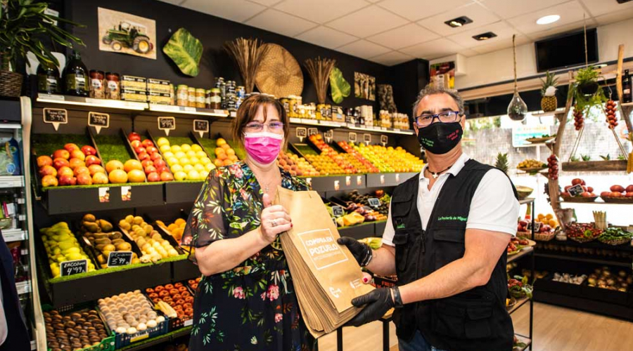 La alcaldesa de la ciudad, Susana Pérez Quislant, ha visitado esta mañana “La Frutería de Miguel” 