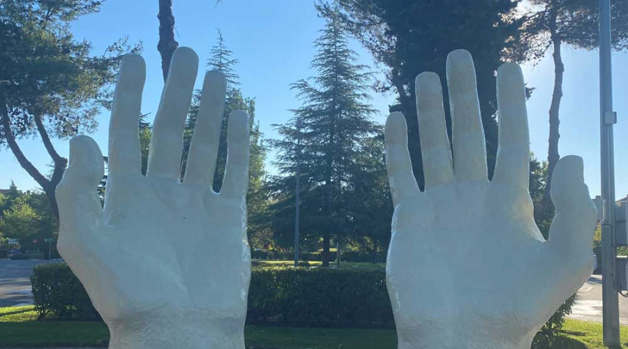 Hands de Zurab Tsereteli