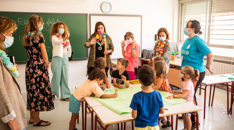 Quislant visita un colegio