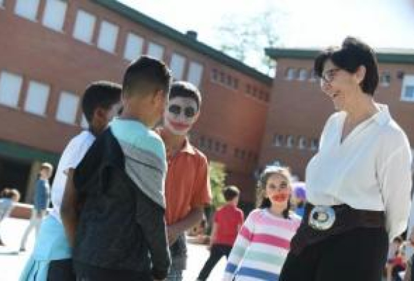 La alcaldesa en su visita al colegio Las Acacias