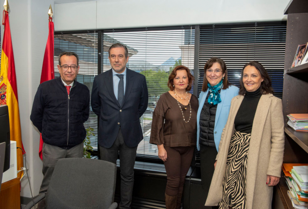 La alcaldesa, Susana Pérez Quislant, visita los juzgados de Pozuelo