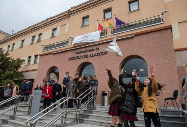 Niños sueltan una paloma por le Día de la Paz