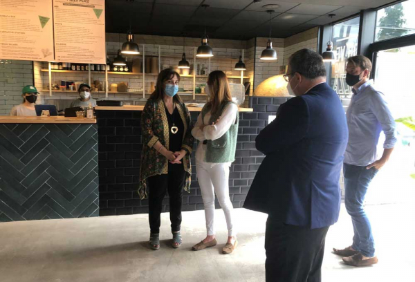 Pérez Quislant visita dos nuevos establecimientos que han abierto sus puertas en los últimos meses en la ciudad