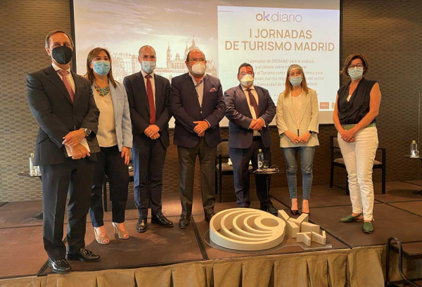 Susana Pérez Quislant, acompañada por los alcaldes de Majadahonda, Navas del Rey y San Lorenzo de El Escorial y por la concejala de Turismo de Alcalá de Henares.
