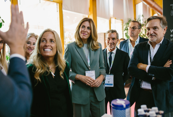 La alcaldesa de Pozuelo y la consejera de Economía, Hacienda y Empleo visitan la feria del Congreso Español de Centros y Parques Comerciales celebrada en la ciudad