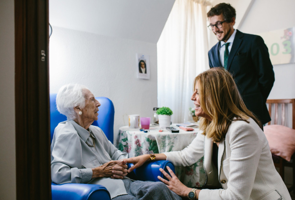 La alcaldesa visita a Adela 