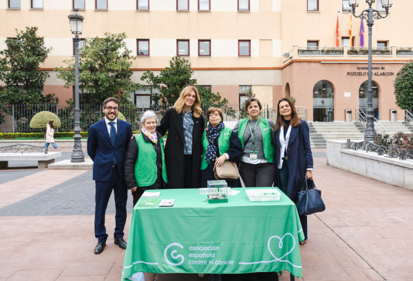 Visita mesa AECC de Pozuelo